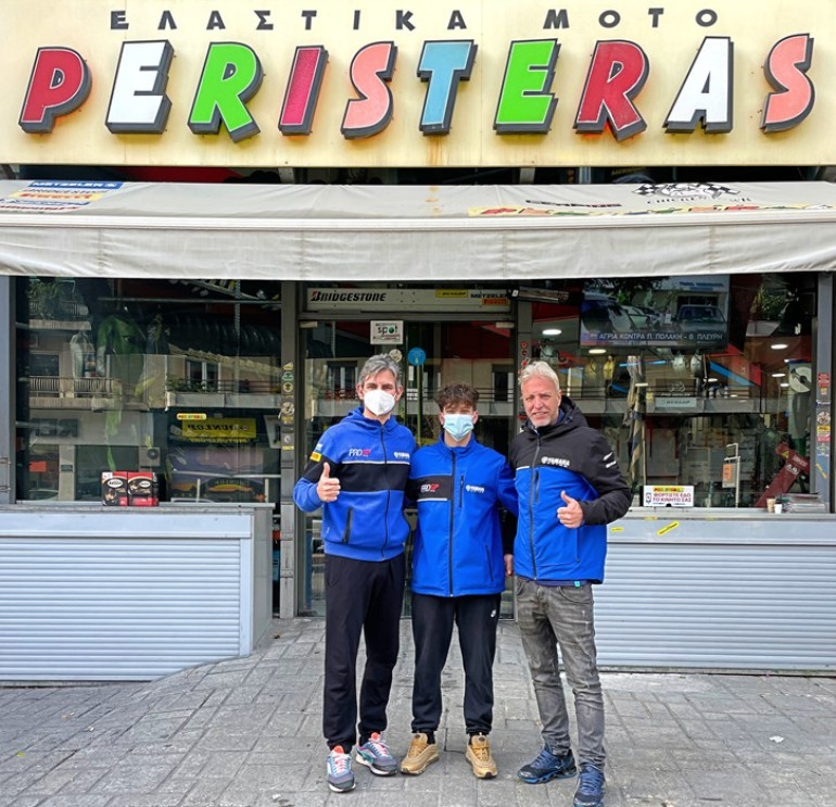 Μπροστά στο κατάστημα ελαστικών του κου Περιστερά.