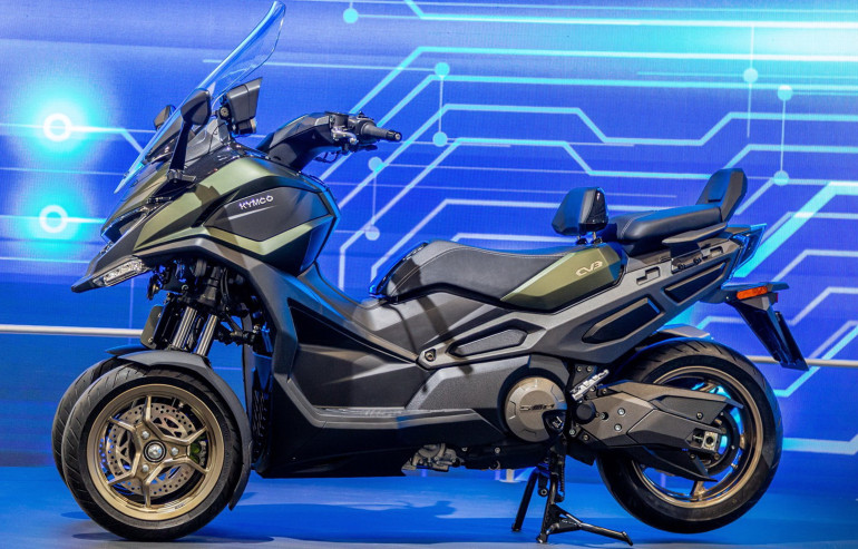 Διπλή σέλα με στήριξη πλάτης οδηγού και συνεπιβάτη.