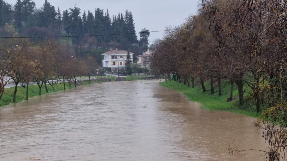 Υπερχείλισε ο Ληθαίος στα Τρίκαλα