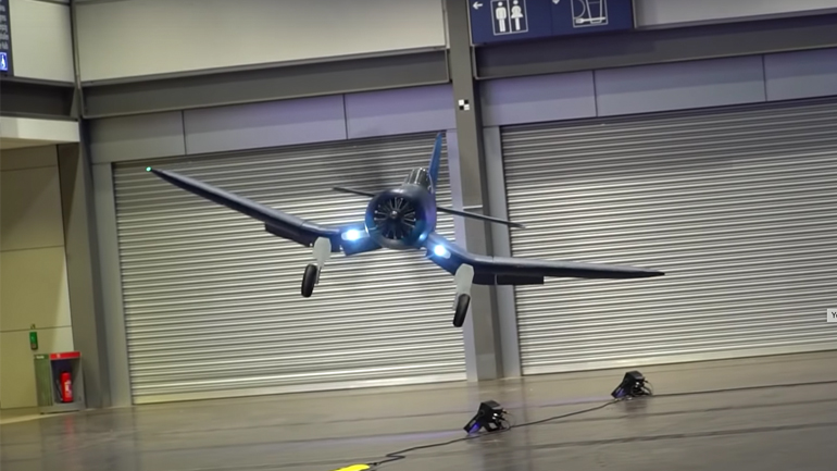 Πτήση τηλεκατευθυνόμενου F4U-Corsair σε κλειστό χώρο