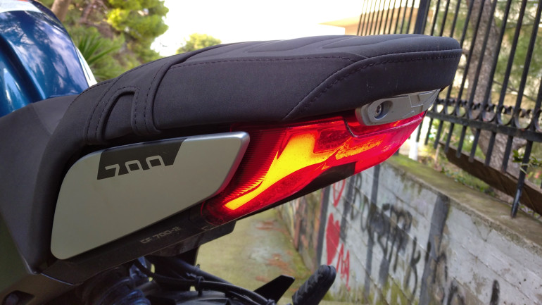 Φαρδιά και άνετη σέλα τόσο για τον επιβάτη όσο και για τον συνεπιβάτη.