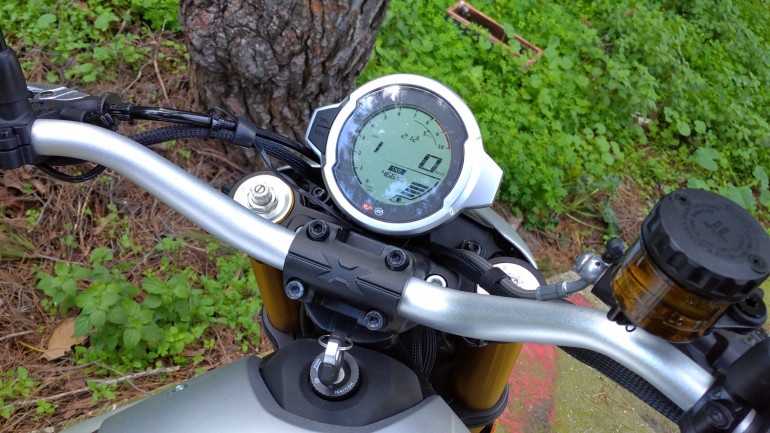 Ευανάγνωστη LCD οθόνη με πολλές πληροφορίες.