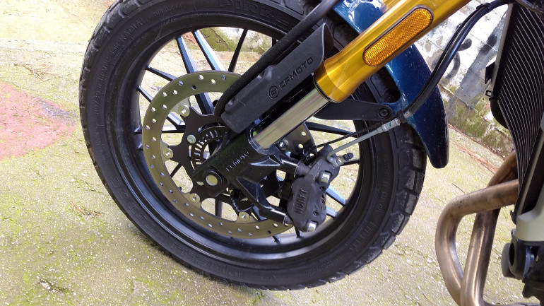 Μονός δίσκος με δαγκάνα της J.Juan και ABS της Continental.