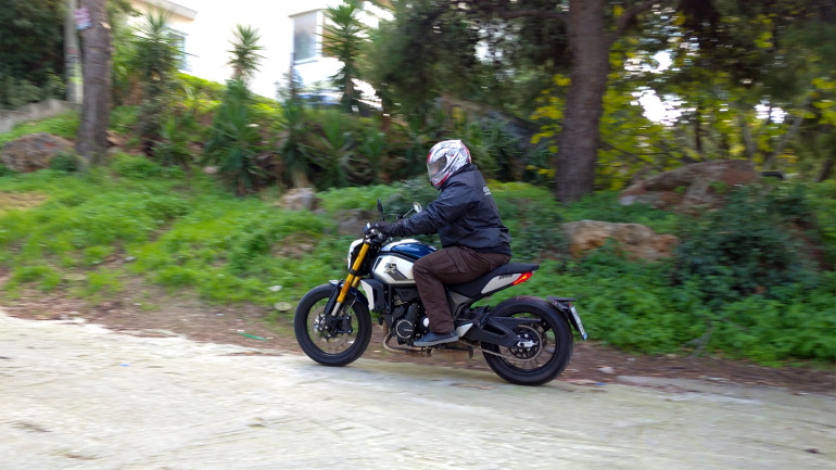 Πολύ ευχάριστο στην οδήγηση, δε χορταίνεις να το οδηγείς σε όλες τις συνθήκες.