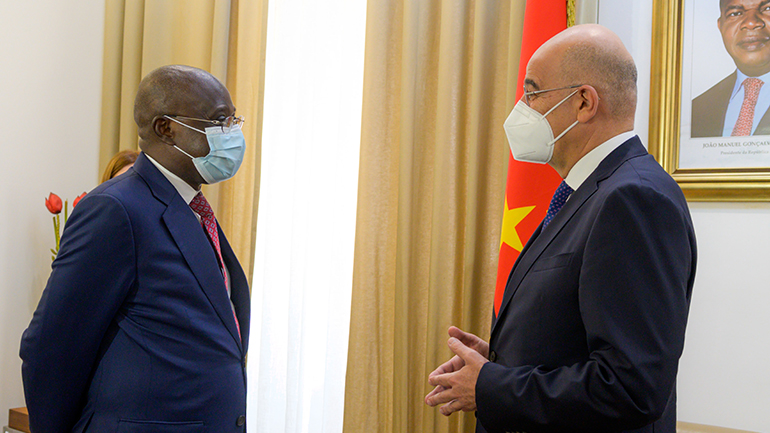 Δωρεά της Ελλάδας στην Αγκόλα για δράσεις αθλητικού σχολείου