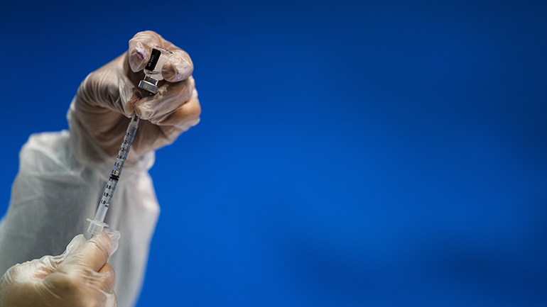 Η Γαλλία εξετάζει το ενδεχόμενο χορήγησης 4ης δόσης του εμβολίου κατά της Covid-19 σε άτομα τρίτης ηλικίας Η Γαλλία εξετάζει το ενδεχόμενο χορήγησης 4ης δόσης του εμβολίου κατά της Covid-19 σε άτομα τρίτης ηλικίας