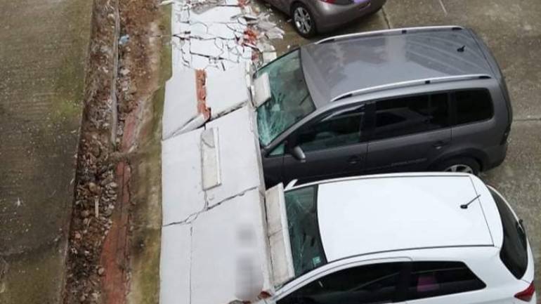 Κατέρρευσε τοίχος και κατέστρεψε αυτοκίνητα στην Ξάνθη