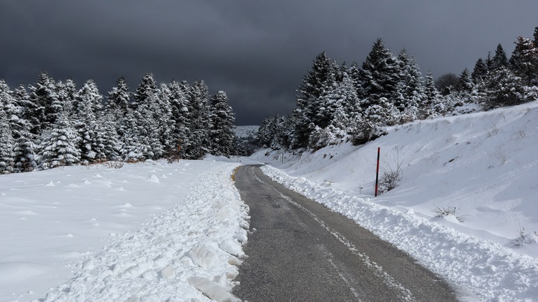 Ποια είναι η κατάσταση του οδικού δικτύου στη Θεσσαλία – Αντιολισθητικές αλυσίδες και διακοπή κυκλοφορίας των οχημάτων