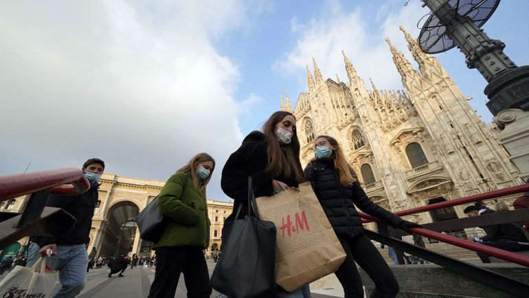 Ιταλία: Υπό κράτηση δύο νέοι για τη σεξουαλική παρενόχληση 9 γυναικών στο Ντουόμο
