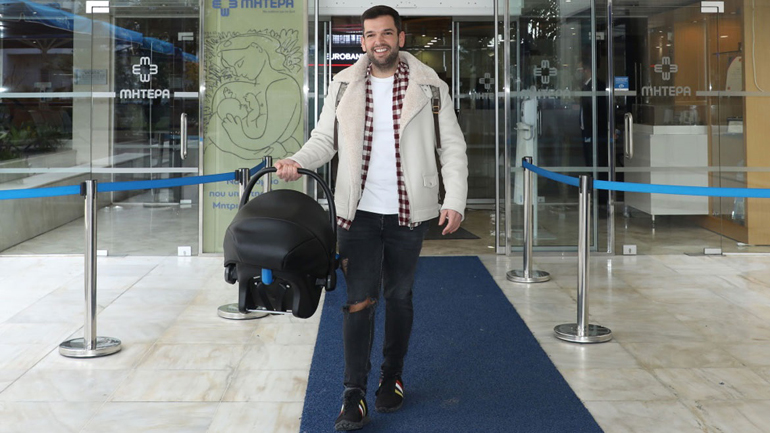 Πέτρος Συρίγος: Επέστρεψε σπίτι με τη σύζυγό του και τη νεογέννητη κόρη τους