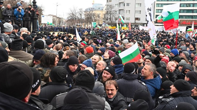 Βουλγαρία: Διαμαρτυρία εκατοντάδων πολιτών κατά του πράσινου πιστοποιητικού μπροστά από το Κοινοβούλιο
