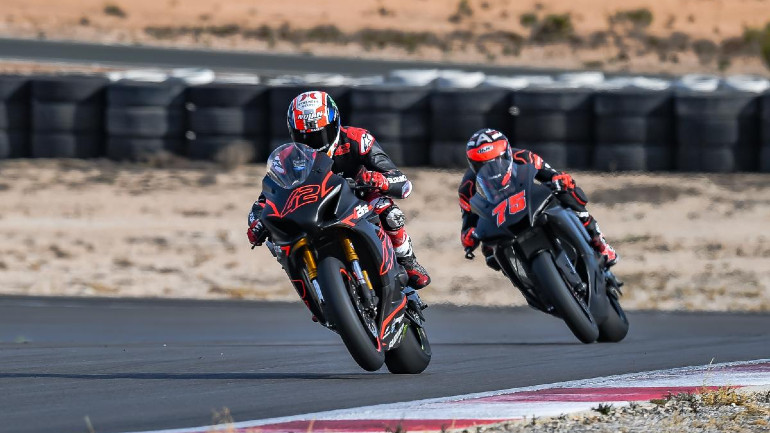 Πίσω από τον Rins είναι ο Albert Arenas με τη Yamaha που "κινηματογράφησε" τους δύο αναβάτες MotoGP.