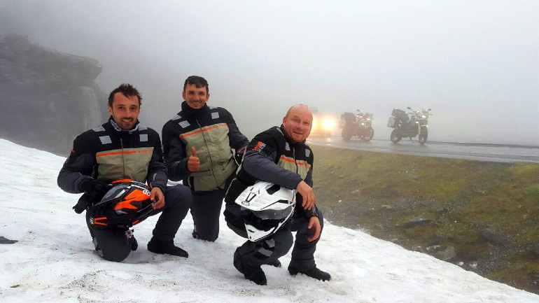 Η παρέα είναι το άλφα και το ωμέγα σε ένα ταξίδι!