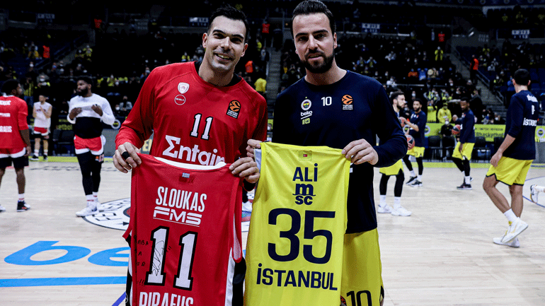 Το μήνυμα του Σλούκα για την ήττα του Ολυμπιακού από τη Φενέρμπαχτσε