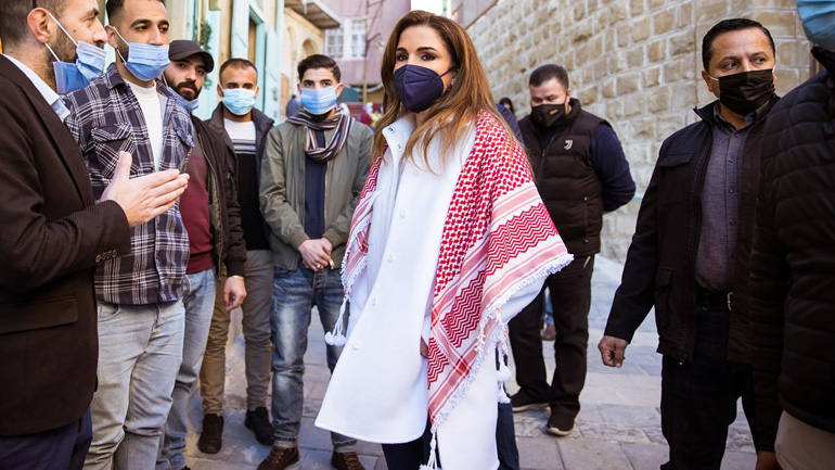 Η βασίλισσα Ράνια παραδίδει μαθήματα κομψότητας με τζιν παντελόνι και sneakers