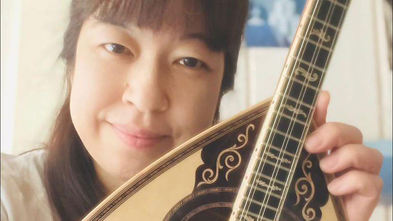 Η Γιαπωνέζα που λατρεύει το ρεμπέτικο κι ένα live στο facebook με οχτώ… γιαπωνέζικα μπουζούκια!