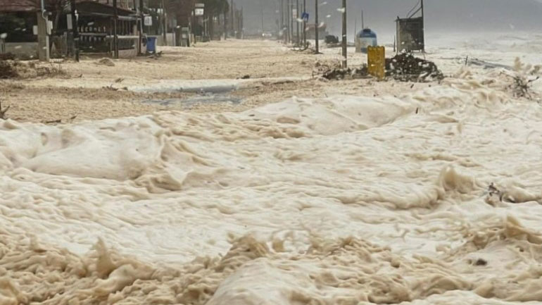 Απίστευτες εικόνες στον Αγιόκαμπο – Η θάλασσα βγήκε στη στεριά