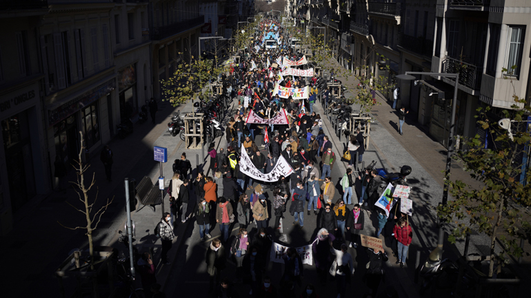 Γαλλία: Εκπαιδευτικοί και γονείς στους δρόμους – Καλύτερα μέτρα προστασίας από την Covid-19 στα σχολεία