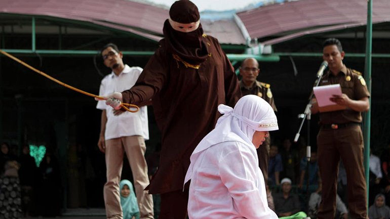 Ινδονησία: Γυναίκα, που κατηγορείτο για μοιχεία, μαστιγώθηκε 100 φορές