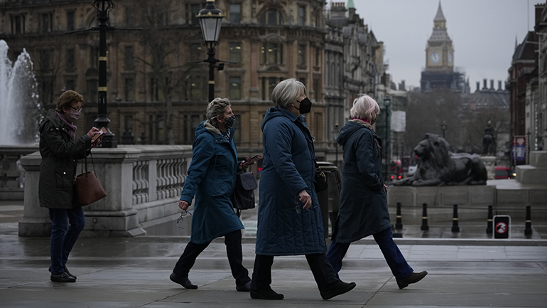 Η Βρετανία μειώνει σε πέντε ημέρες την απομόνωση όσων έχουν διαγνωστεί με Covid-19