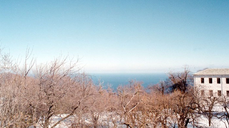 Η κακοκαιρία εξακολουθεί να πλήττει το Πήλιο – Χιονίζει στον Βόλο