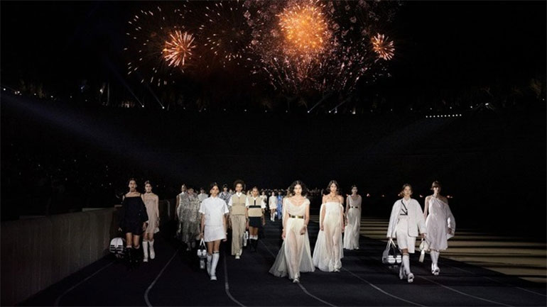 Το νέο ντοκιμαντέρ της Μαριάννας Οικονόμου μάς προσκαλεί στα παρασκήνια του Dior Cruise 2022 στο Καλλιμάρμαρο