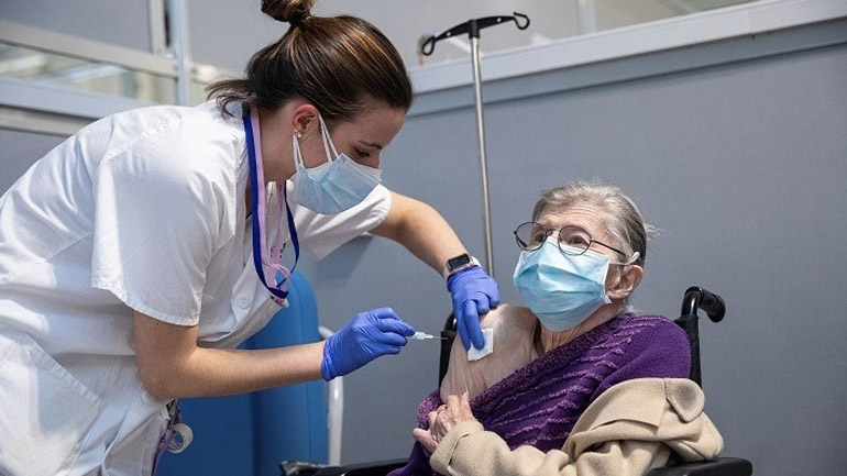 Ισπανία: «Πράσινο φως» για τέταρτη δόση του εμβολίου στις πολύ ευπαθείς ομάδες