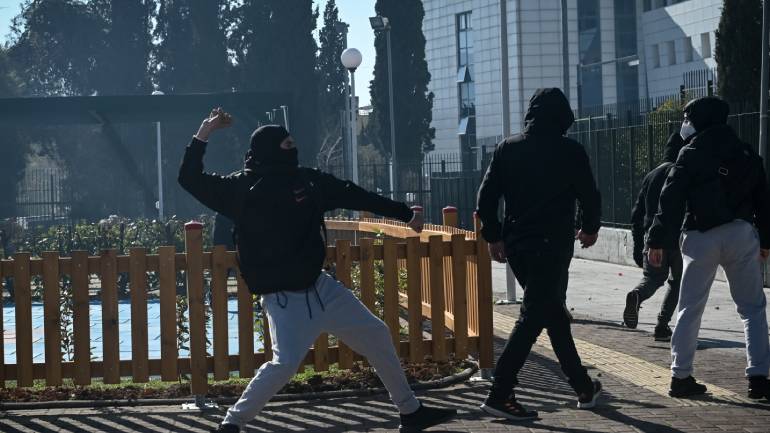 Μικροένταση έξω από το υπουργείο Παιδείας