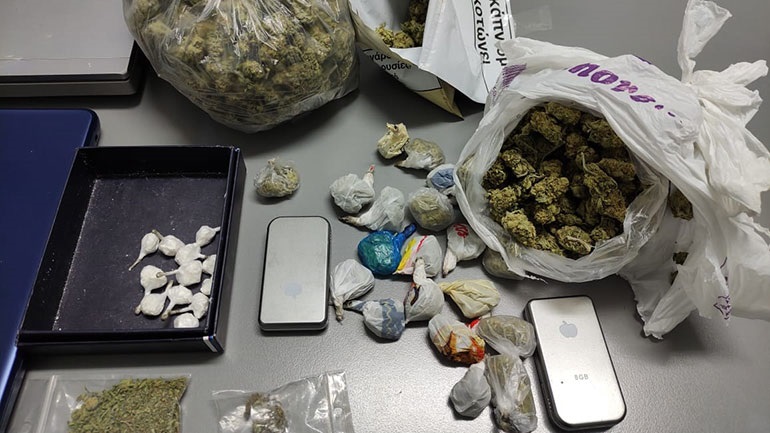 Σύλληψη 32χρονου στην Αττική για διακίνηση κοκαΐνης και κάνναβης – Κατασχέθηκαν ναρκωτικά και όπλο