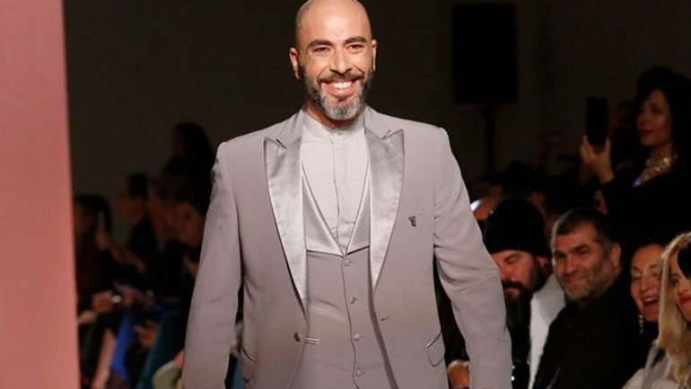 Αυτή είναι η κατά 14 χρόνια νεότερη σύντροφος του Βαλάντη