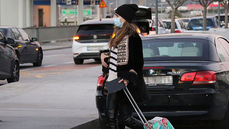 Aς μιλήσουμε για το υπέροχο ασπρόμαυρο airport look της Ήβης Αδάμου