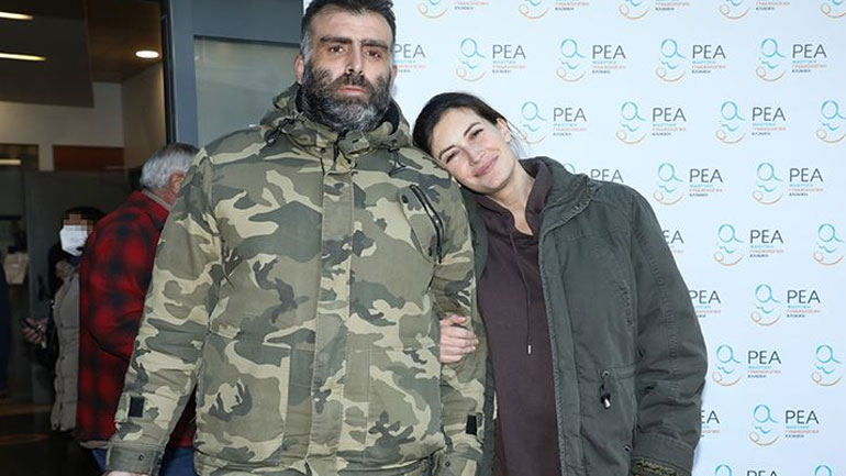Μάρα Δαρμουσλή-Βασίλης Τσατσάκης: Έξοδος από το μαιευτήριο με τον γιο τους