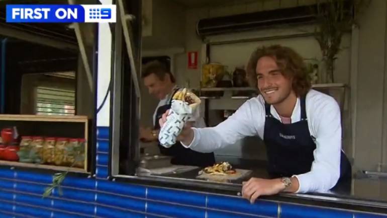 Σε ρόλο… σουβλατζή στην Αυστραλία ο Στέφανος Τσιτσιπάς