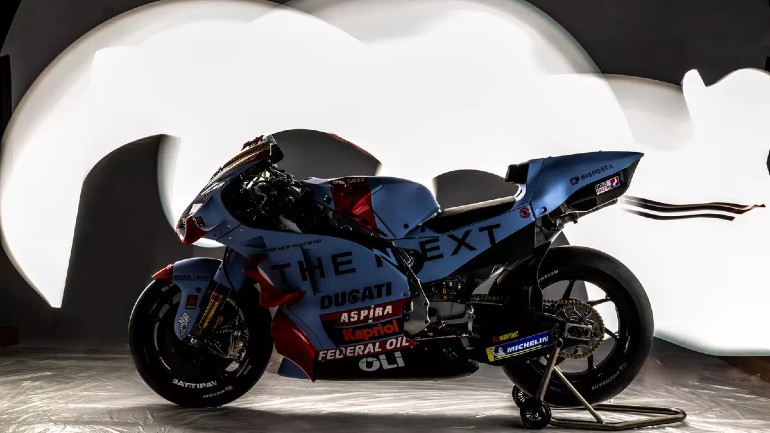 Το μεγάλο λογότυπο The Next δεσπόζει στα φέρινγκ της μοτοσικλέτας.