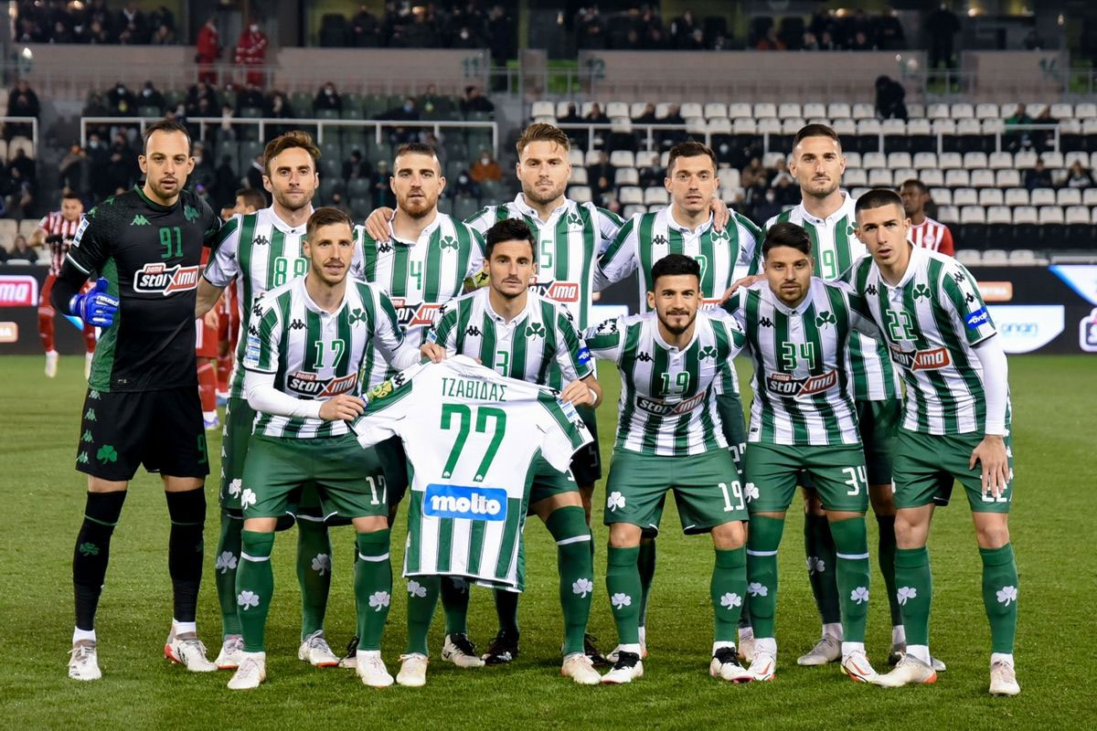 Oι παίκτες του Παναθηναϊκού κρατούν τη φανέλα του Τζαβίδα, ο οποίος λόγω προβλήματος υγείας αναγκάστηκε να αποσυρθεί από την ενεργό δράση