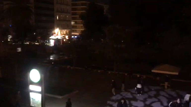 Έσβησαν τα φώτα στο Σύνταγμα για να εμποδίσουν συγκέντρωση υγειονομικών σε αναστολή