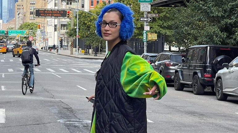 Ear muffs: Το cozy αξεσουάρ που προτείνει η Bella Hadid για τις κρύες μέρες