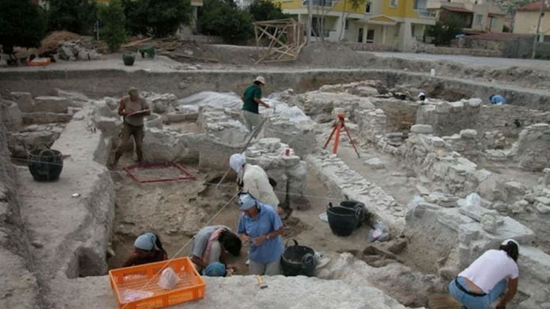 Λείψανα θυμάτων του ηφαιστείου της Σαντορίνης ανακάλυψαν αρχαιολόγοι