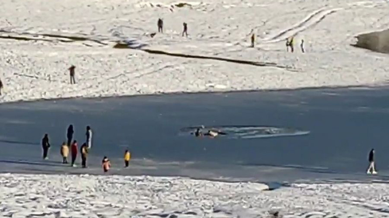 Καρδίτσα: Επικίνδυνος περίπατος στον πάγο – Επισκέπτες έπεσαν μέσα στη Λίμνη Πλαστήρα