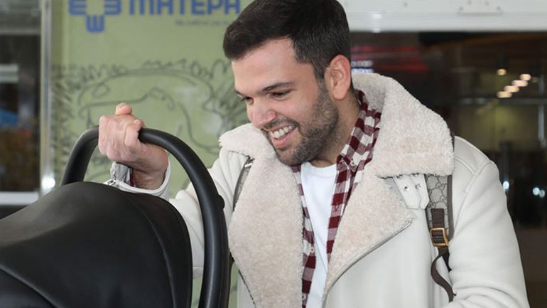 Ο Πέτρος Συρίγος δημοσίευσε την πρώτη φωτογραφία με τη νεογέννητη κόρη του