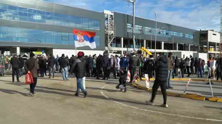 Με χειροκροτήματα υποδέχθηκαν τον Νόβακ Τζόκοβιτς στο αεροδρόμιο του Βελιγραδίου