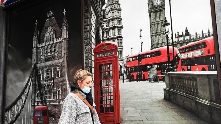 Ρεκόρ θανάτων από Covid στη Βρετανία την ώρα που η κυβέρνηση μελετά χαλάρωση των μέτρων