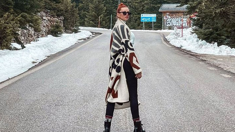 Η Έβελυν Καζαντζόγλου μάς δείχνει πώς να αντιμετωπίσουμε το κρύο με στυλ