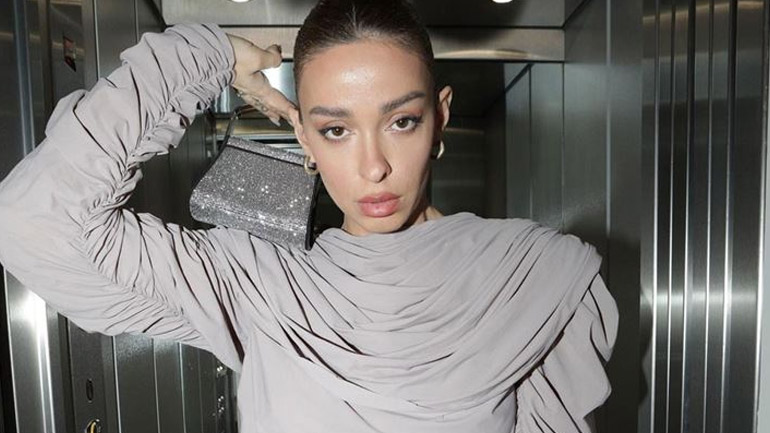 Ruching: Η Ελένη Φουρέιρα μας δείχνει πώς να υιοθετήσουμε την κορυφαία τάση της μόδας