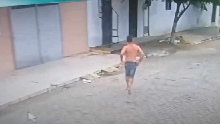 Άνδρας προσπαθεί να κρυφτεί από την γυναίκα του σε ένα δέντρο