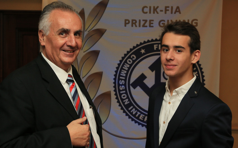 Πάντα στο πλευρό του Κωνσταντίνου ο πατέρας του Χρήστος.