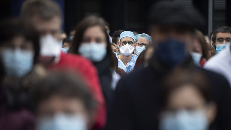 Η Γαλλία σχεδόν «άγγιξε» το μισό εκατομμύριο νέα περιστατικά Covid-19