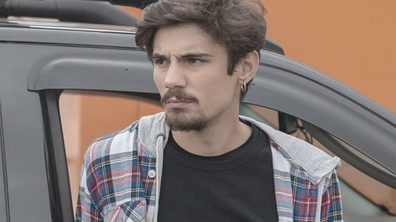 Σασμός-Φωτογραφία από την κηδεία του Πέτρου: Λευκό φέρετρο και η λύρα του