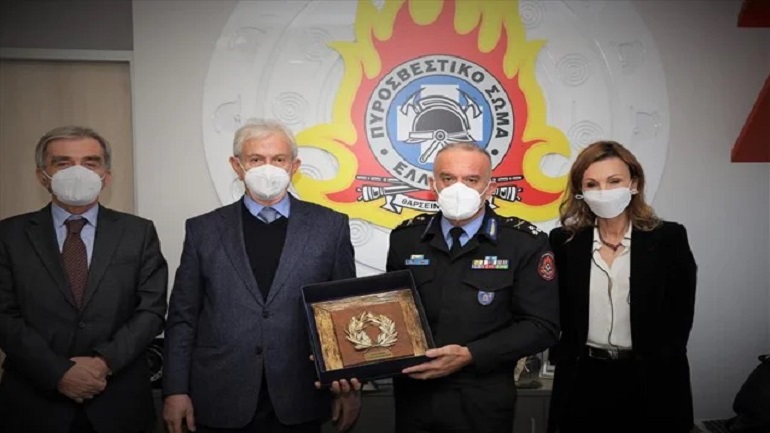 ΣΥΝ-ΕΝΩΣΙΣ: Δωρεά οχημάτων και εξοπλισμού στο Πυροσβεστικό Σώμα