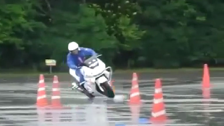 Απίστευτη επίδειξη ικανοτήτων από αστυνομικούς στην Ιαπωνία